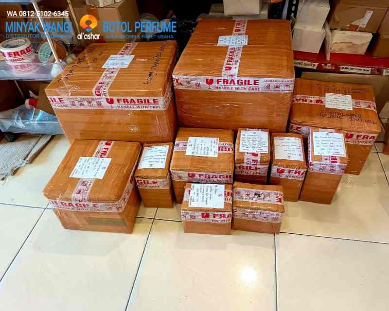 Pengiriman botol parfum skala besar
